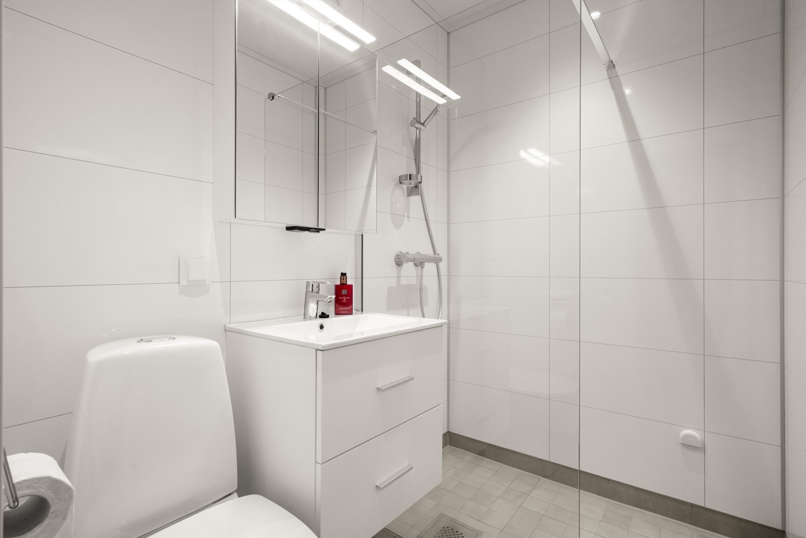 Badet ble pusset opp i 2020 og inneholder toalett, helstøpt servant, skuffer under servant med slette fronter og dusjvegg i klart glass Galleribilde