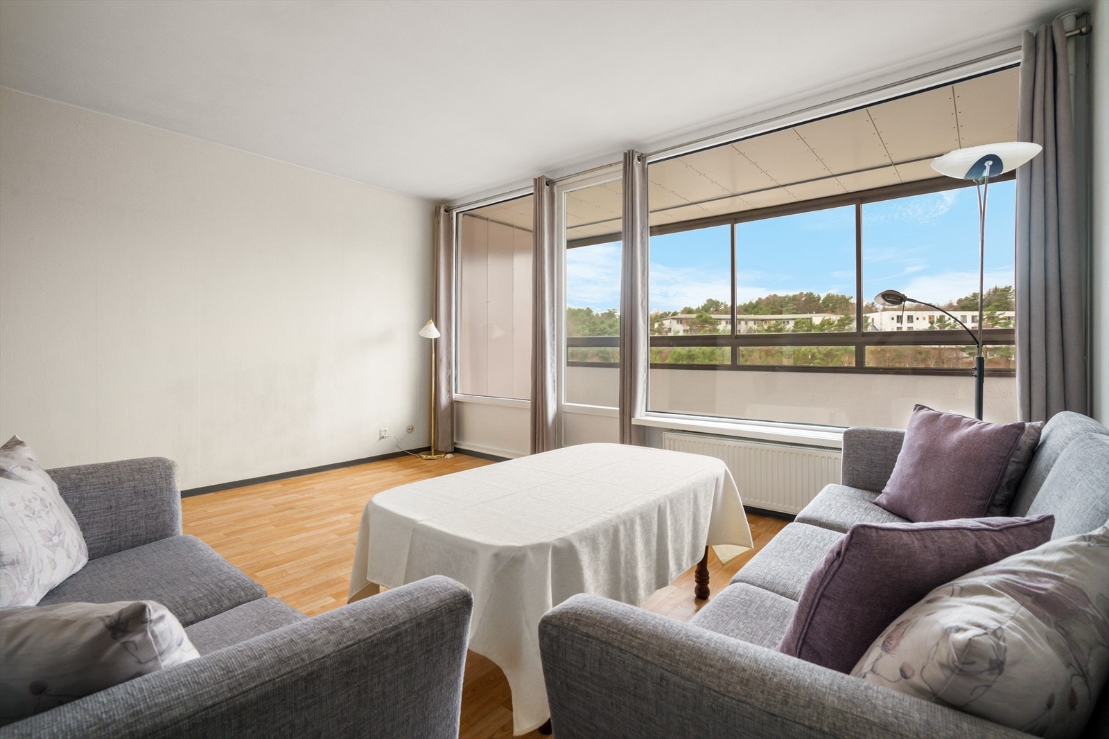 Fra stue er det utgang til en romslig innglasset balkong Galleribilde