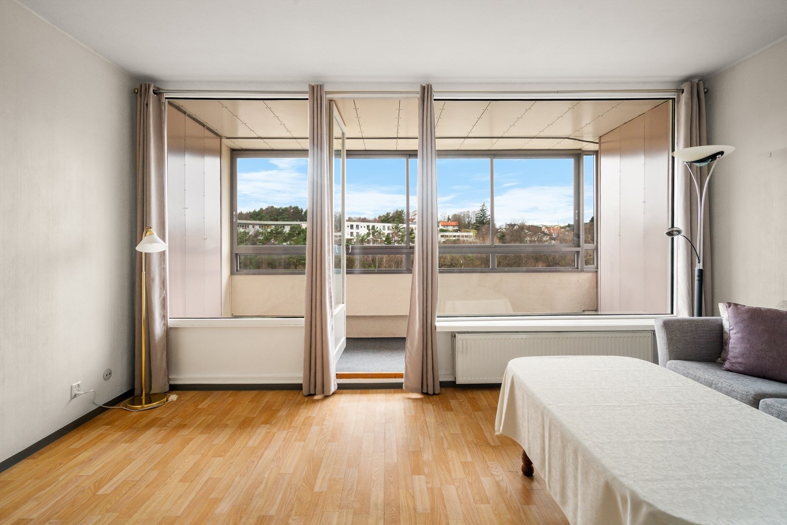 Det er godt med naturlig lysinnslipp fra store vindusflater i rommet Galleribilde