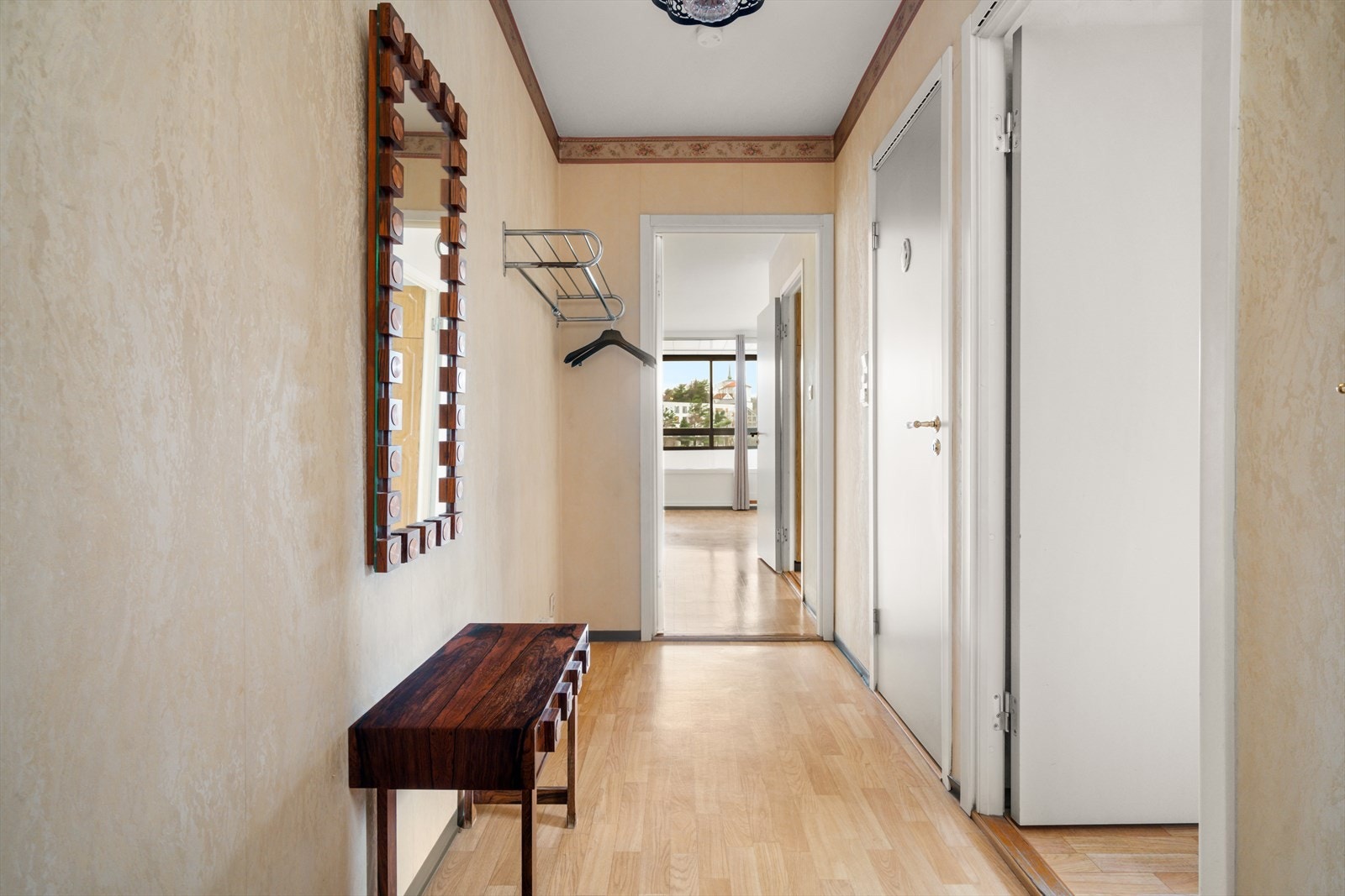 I entreen er det god plass til å henge av seg yttertøy og sette fra seg sko. For ytterligere oppbevaring disponerer leiligheten en ekstern bod i byggets kjeller. Galleribilde