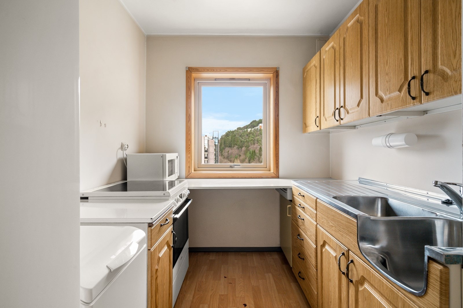 Frittstående hvitevarer. Opplegg for vaskemaskin på kjøkkenet. Galleribilde