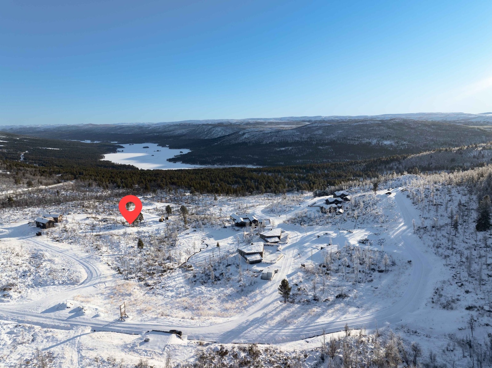 Utsikt mot sørøst. Dronefoto over tomteområdet mot Skurdalen og Skurdalsfjorden Galleribilde