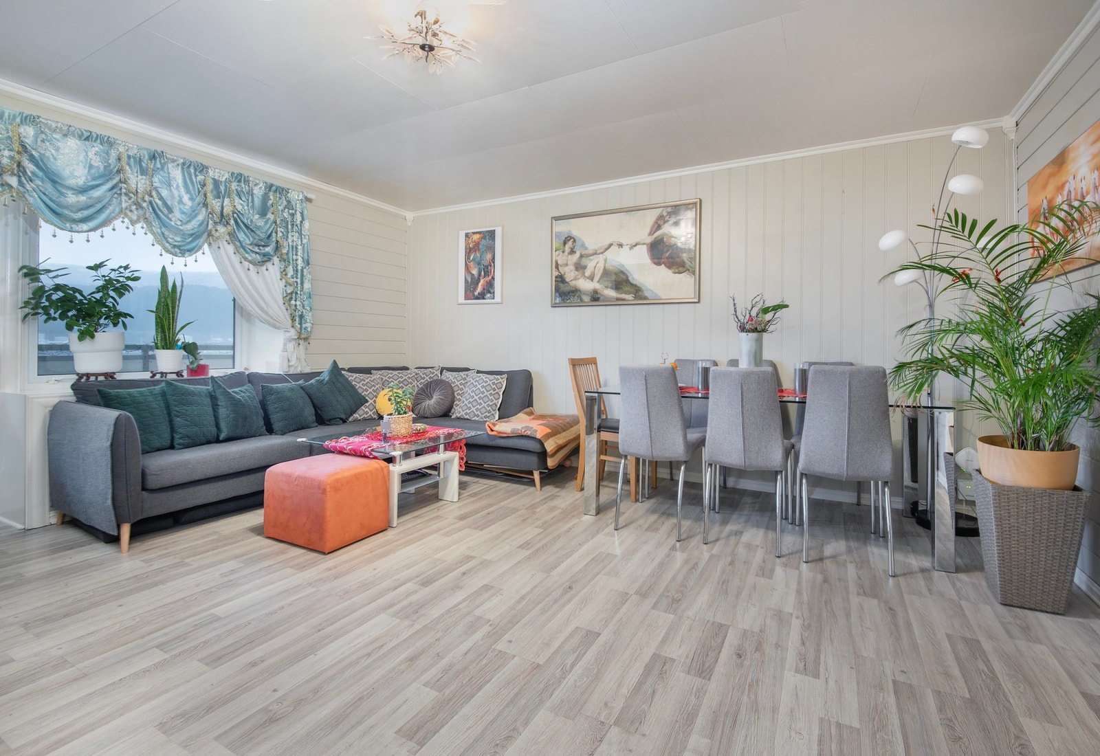 Stue - lys og pen stue med utgang til sydvendt balkong. Galleribilde