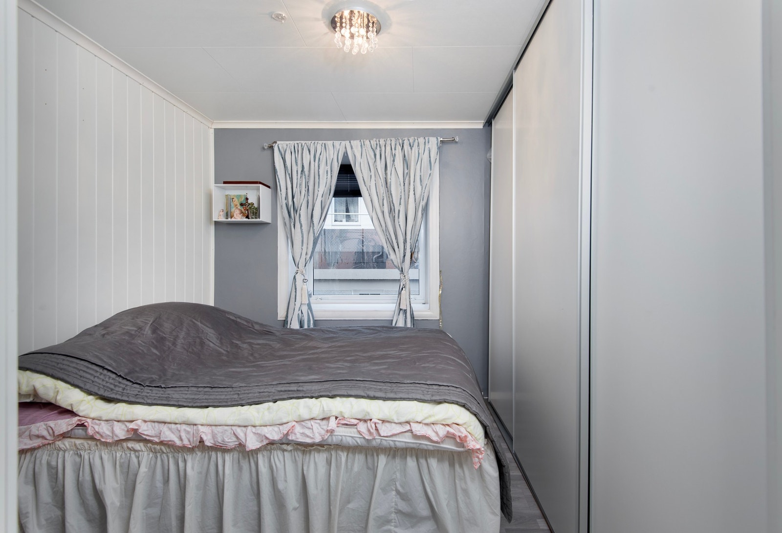 Soverom 1 - stor skyvedørsgardrobe. Galleribilde