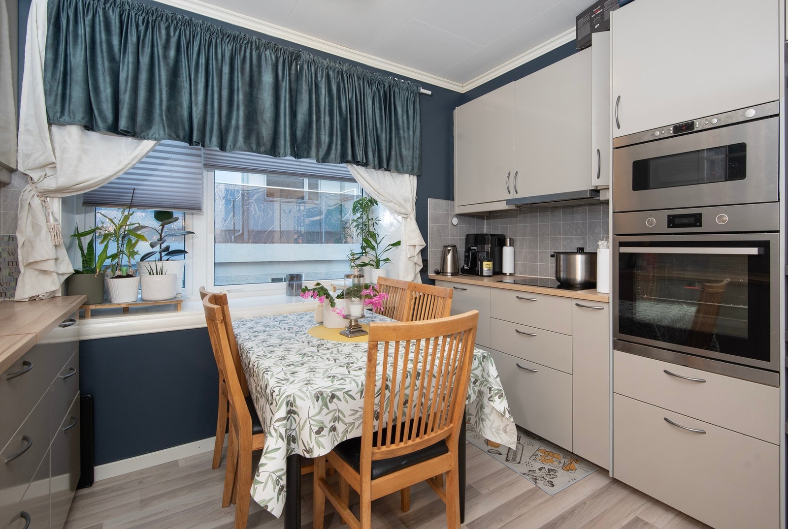 Mye skap og benkeplass og alle hvitevarer på kjøkkenet er integrerte Galleribilde