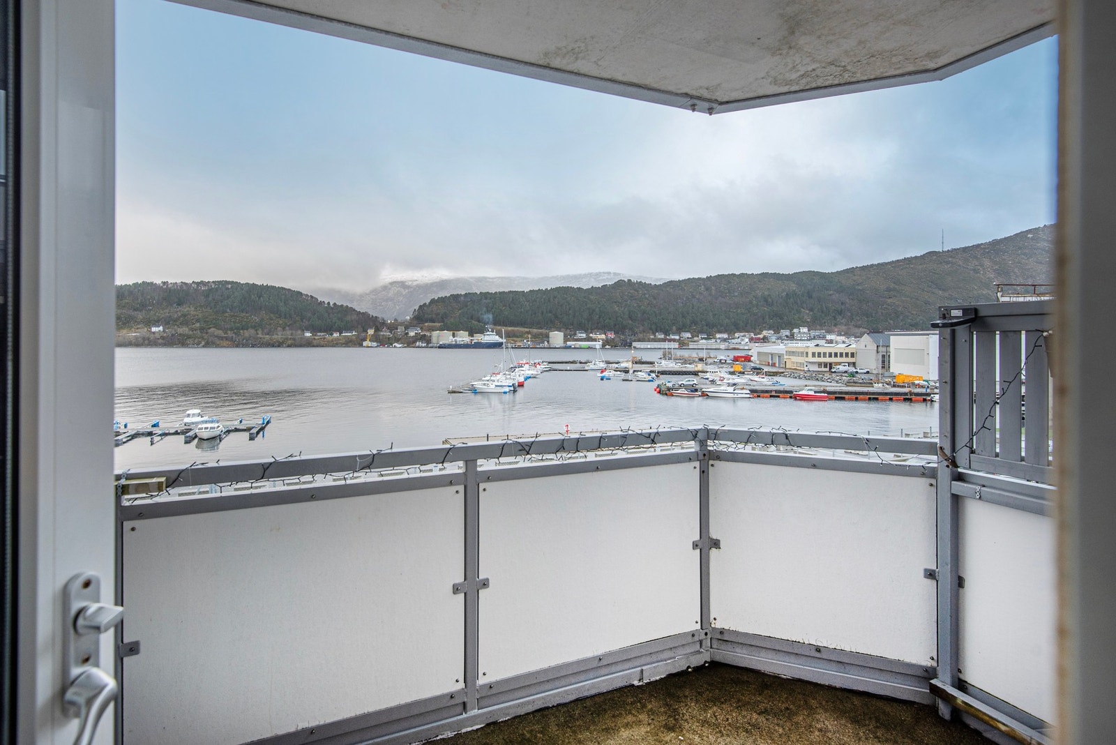 Romslig og sydvendt balkong med gode sol og utsiktsforhold Galleribilde