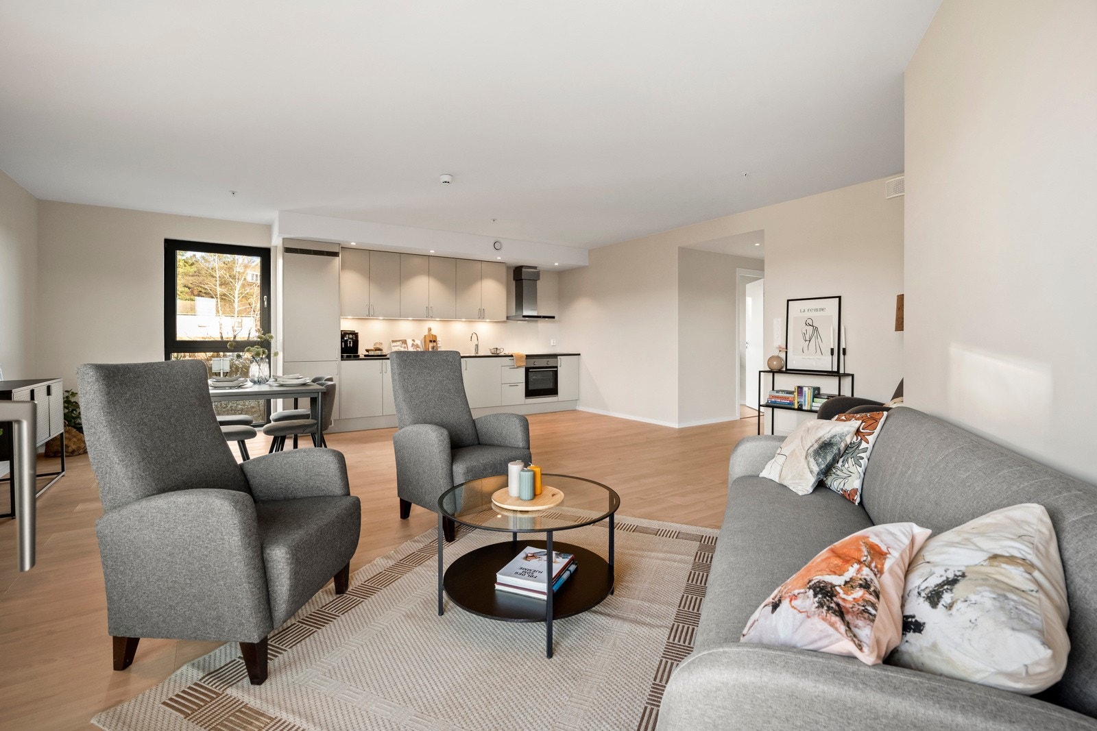 Romslig stue som kan deles inn i flere soner. God plass til egen spisestuedel og stuedel. Galleribilde