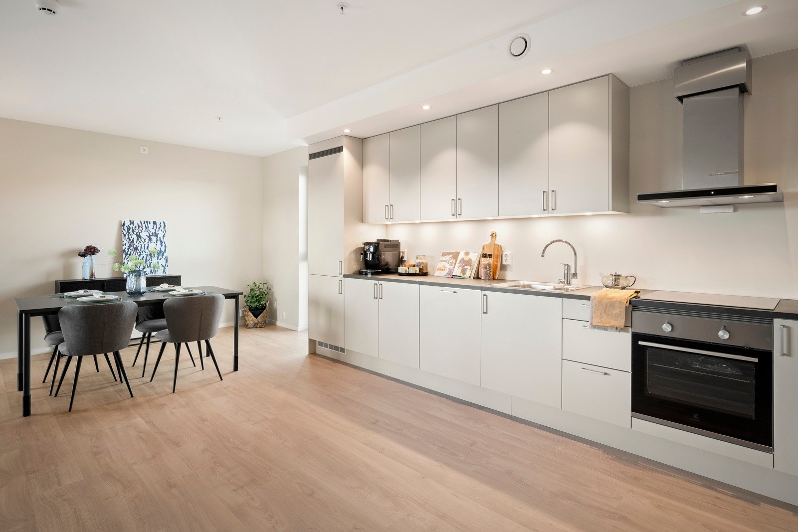 Integrert oppvaskmaskin, stekeovn, koketopp og kombiskap (kjøl/frys). Galleribilde