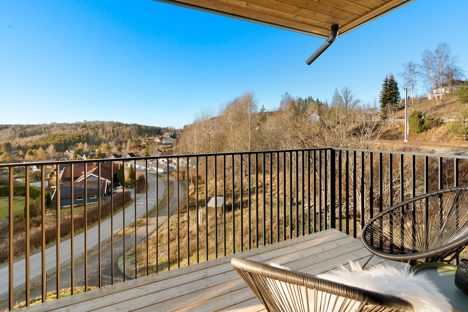 Fantastisk utsiktsbalkong på ca. 9 kvm med utgang fra stue/kjøkken. Galleribilde