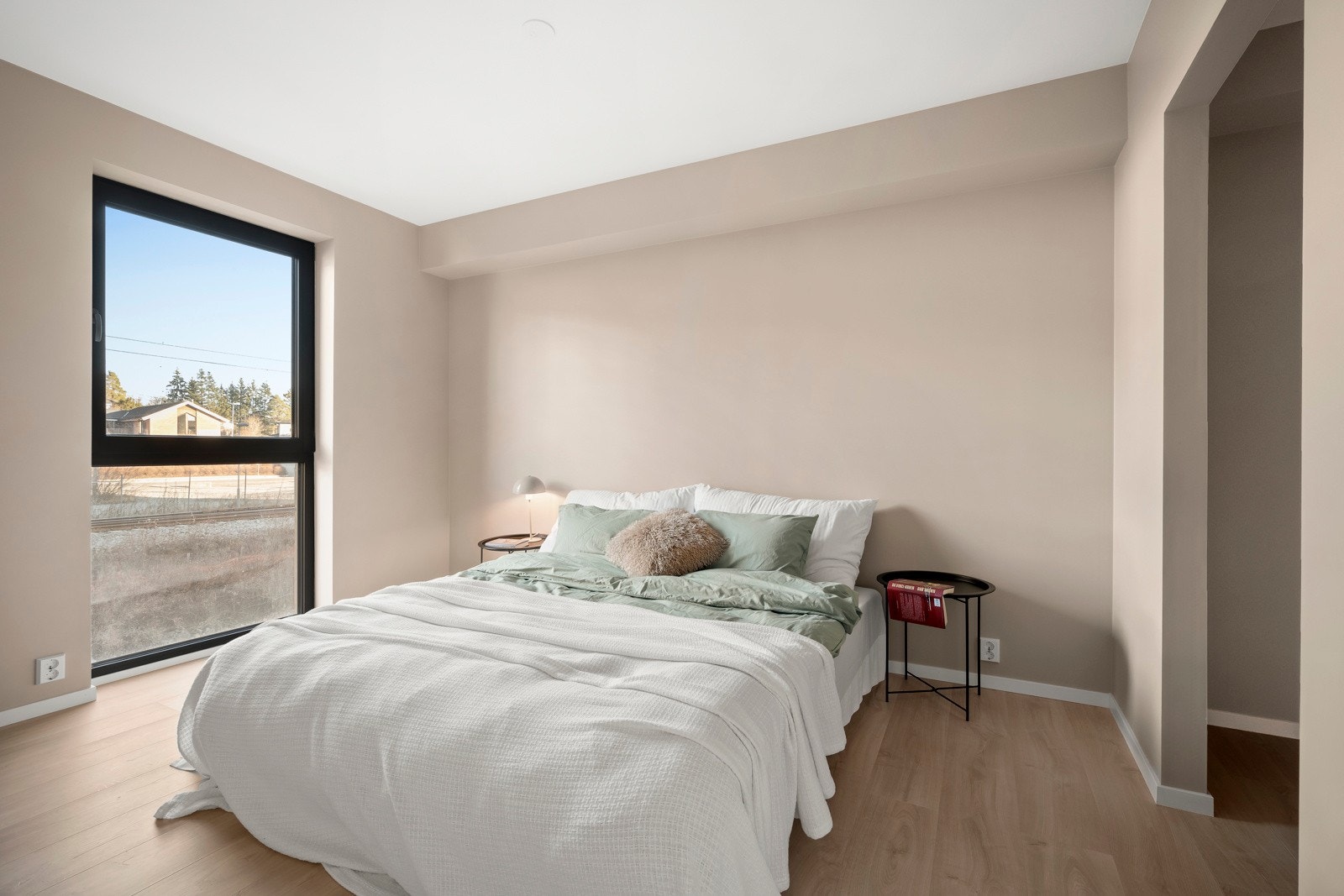 Romslig hovedsoverom med god plass til dobbeltseng og møblering. Galleribilde