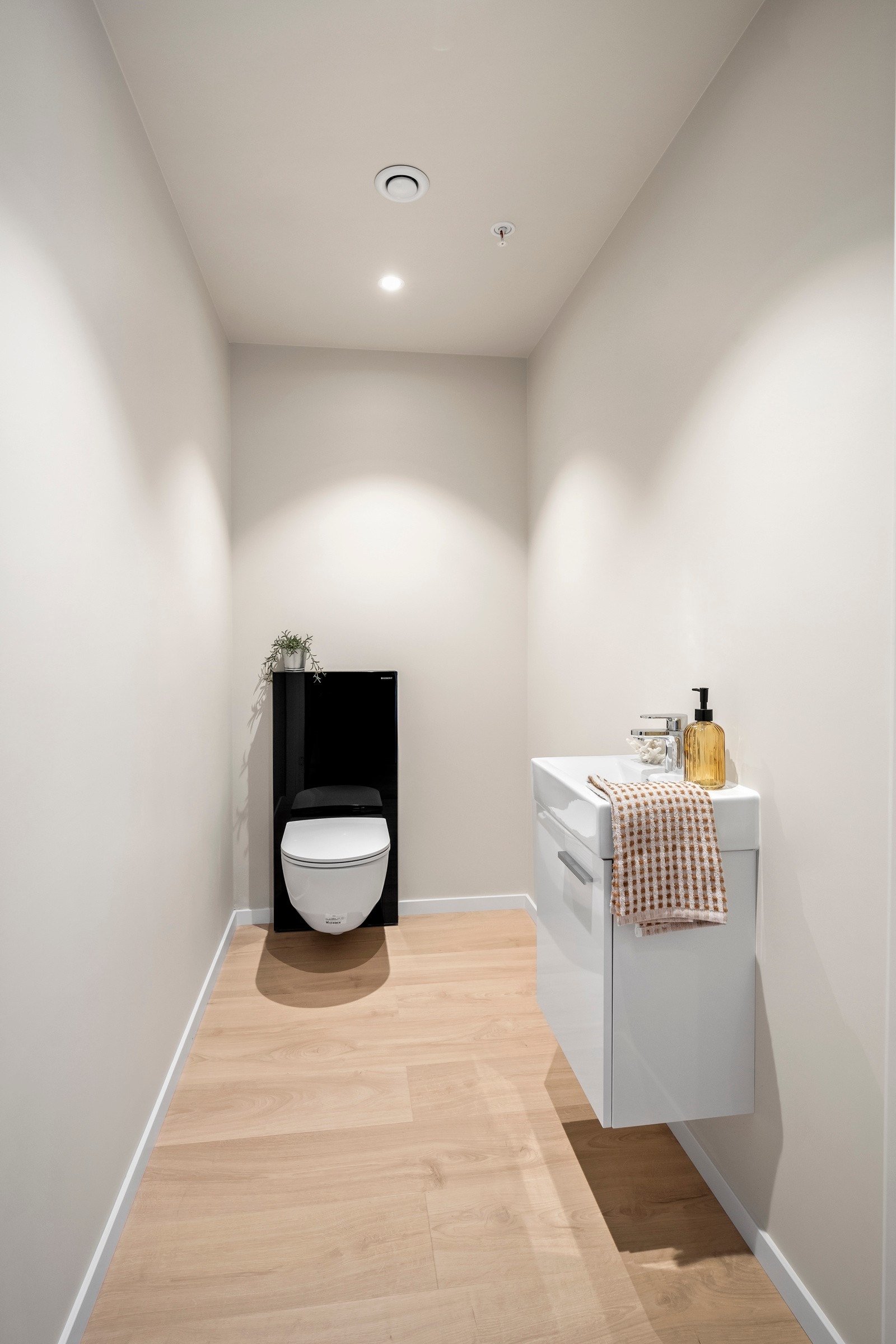 Praktisk toalettrom av god størrelse i nærheten av soverommene. Galleribilde