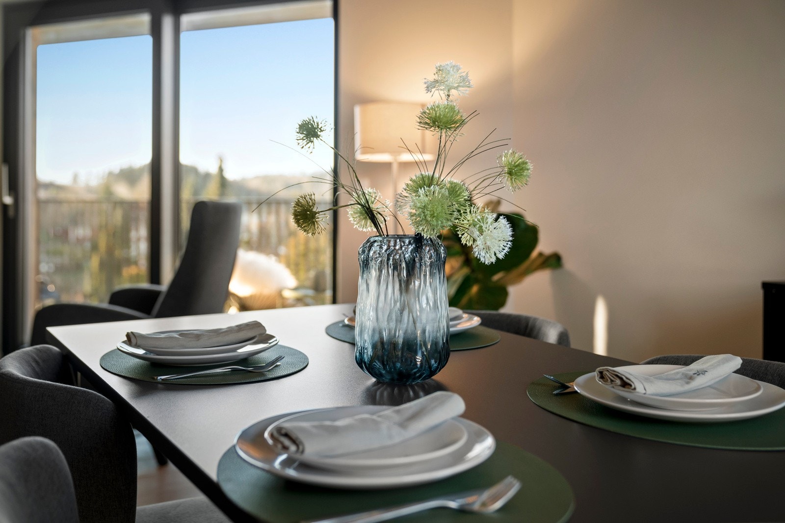 Fantastisk utsikt fra stue/spisestue og kjøkken. Galleribilde