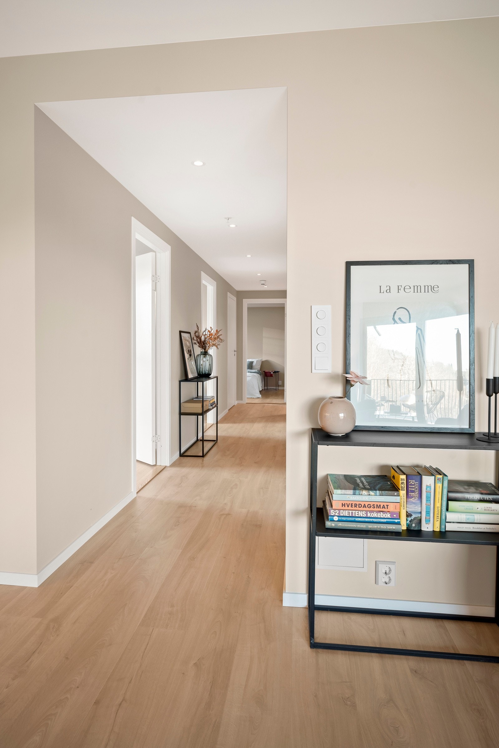 Praktisk gang mellom alle rommene i leiligheten. Galleribilde