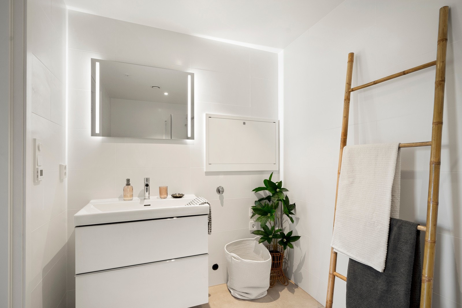 Badet består av vegghengt wc, servant med underskuffer og speil over servant, dusj med dusjdører av herdet glass. Galleribilde