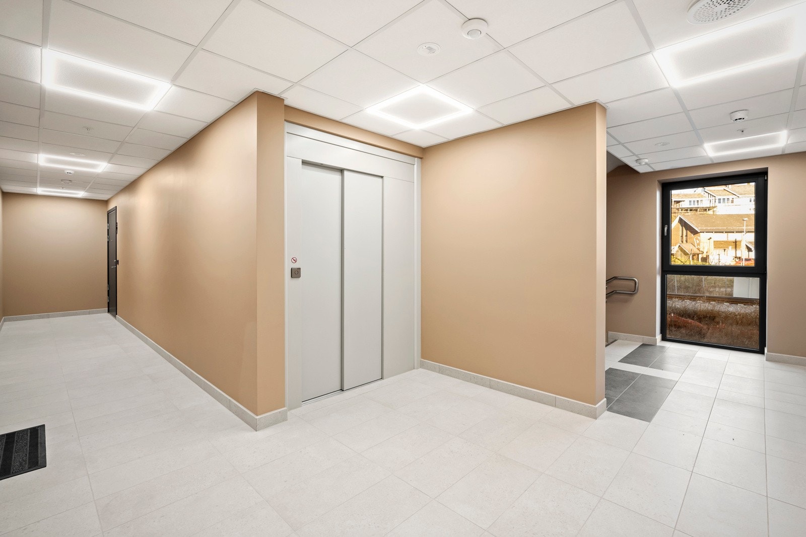 Moderne bygg med lekre detaljer. Bildet er av felles gang i 3 etasje - heis som gir direkte adkomst til leilighetsplan. Galleribilde