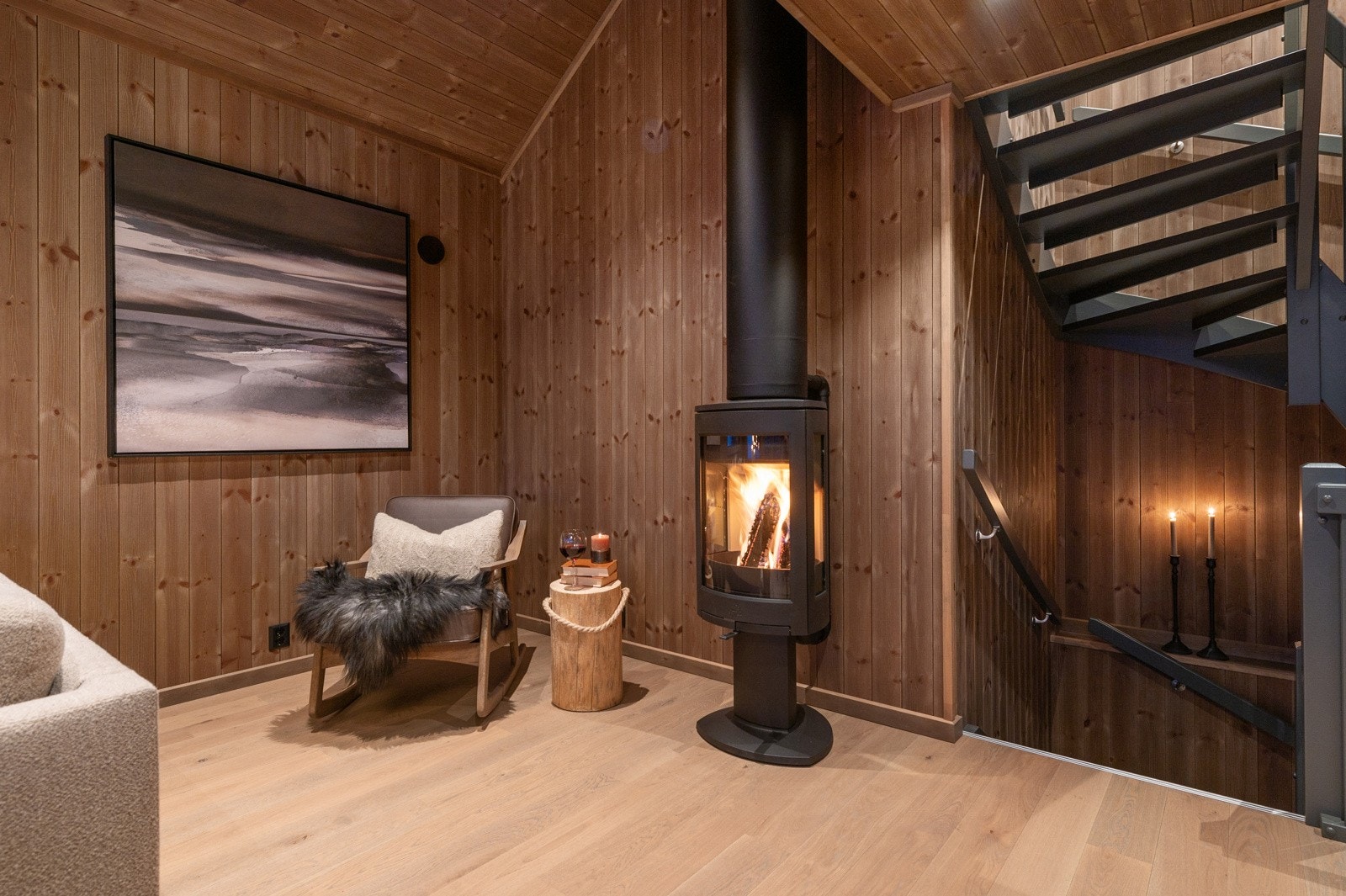 Hyggelig peis i stuen. Bilde er tatt fra tilsvarende hytte på enden som er ferdigstilt. Avvik kan forekomme. Galleribilde