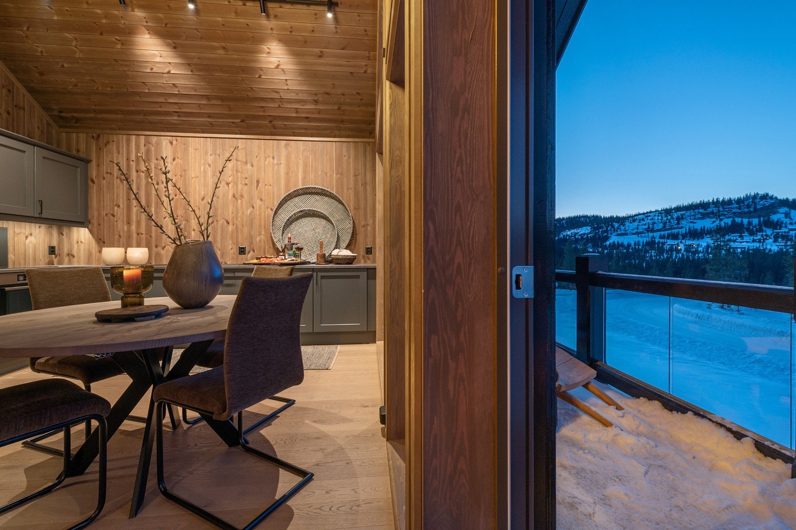 Utgang til uteplass. Bilde er tatt fra tilsvarende hytte på enden som er ferdigstilt. Avvik kan forekomme. Galleribilde