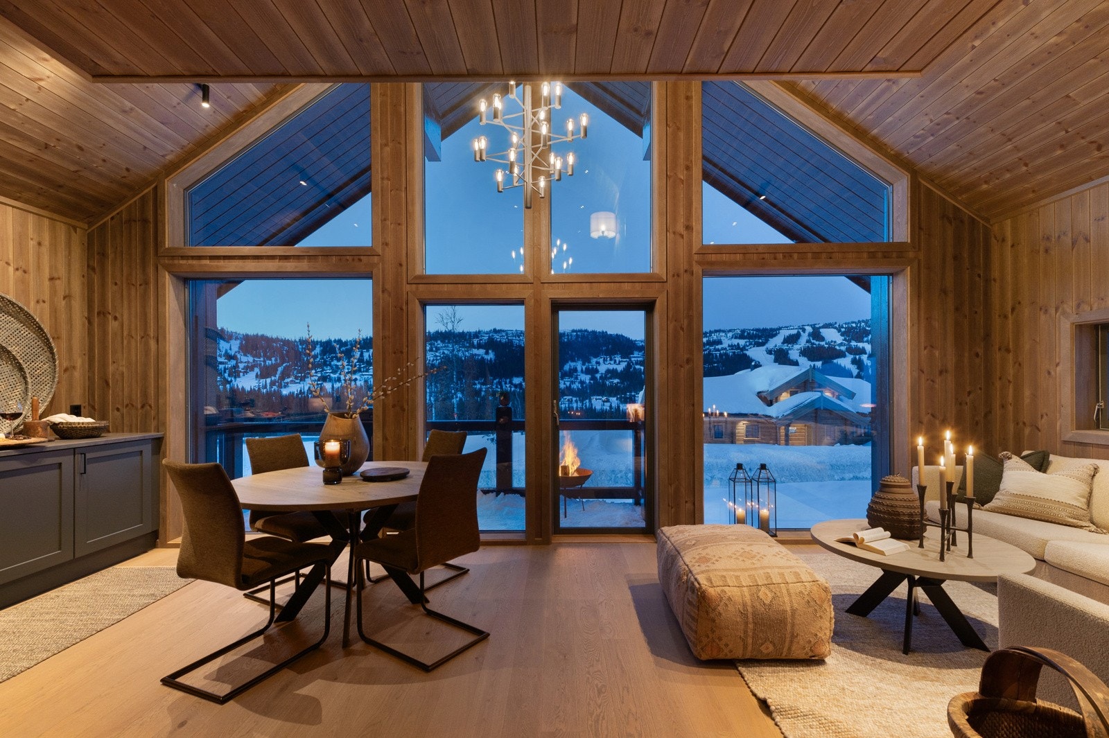 Flott ustikt mot Kvitfjell Vest . Bilde er tatt fra tilsvarende hytte på enden som er ferdigstilt. Avvik kan forekomme. Galleribilde