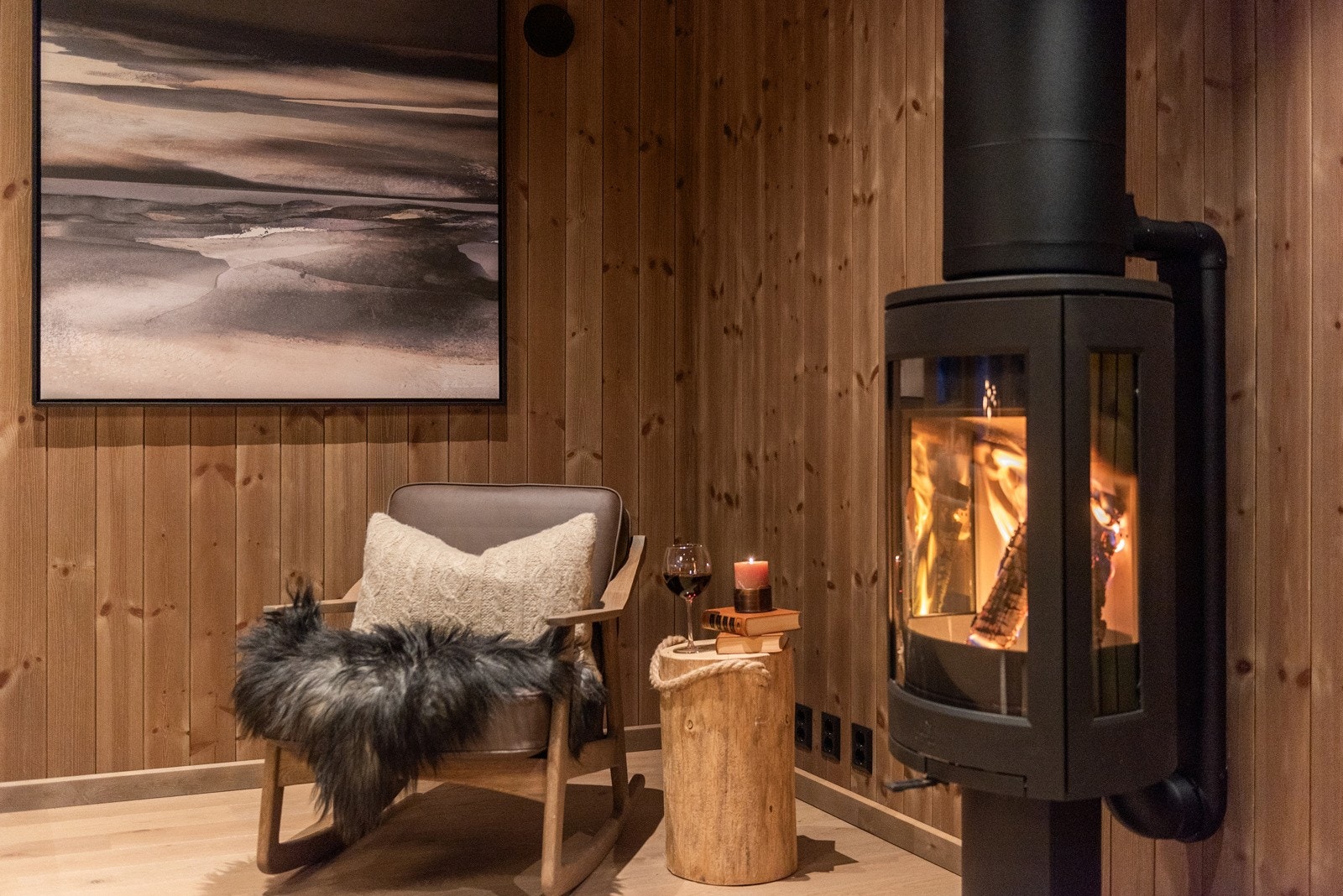 Hyggelig Jøtul F163 ovn i stue. Bilde er tatt fra tilsvarende hytte på enden som er ferdigstilt. Avvik kan forekomme. Galleribilde