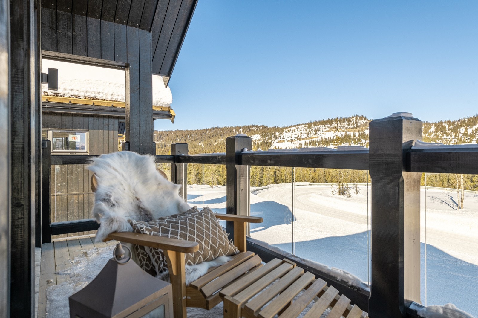 Hyggelig uteplass med utsikt.Bilde er tatt fra tilsvarende hytte på enden som er ferdigstilt.Avvik kan forekomme. Galleribilde