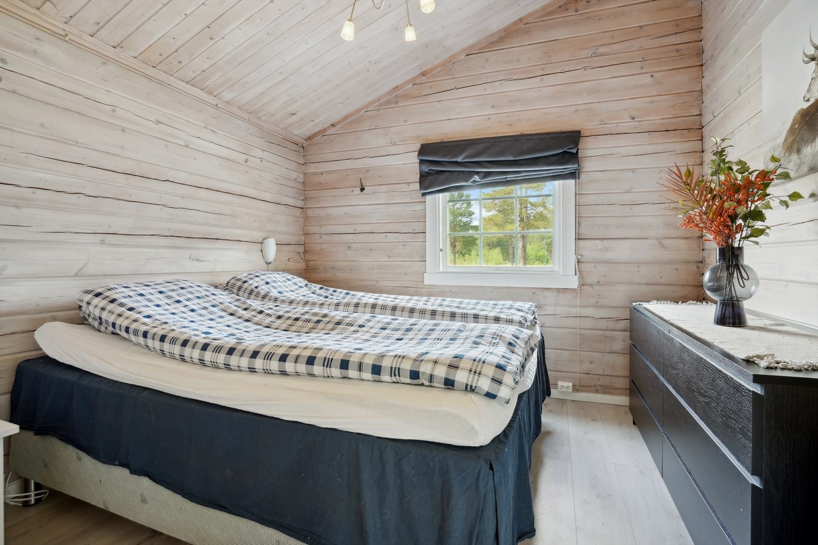 Soverom 1 - legg merke til den gode takhøyden Galleribilde