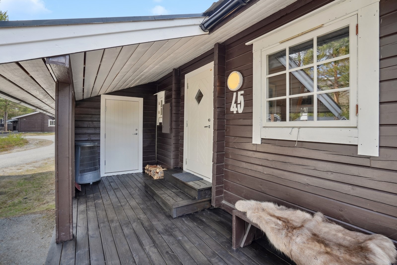 Overbygget inngangsparti og sportsbod Galleribilde