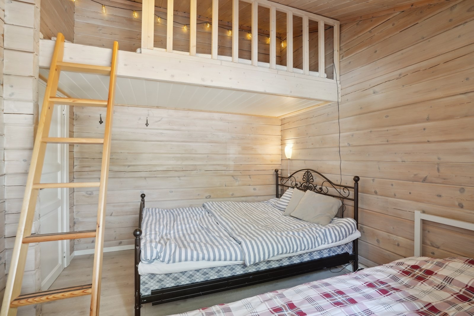 Soverom 2 som har hems over deler av rommet Galleribilde