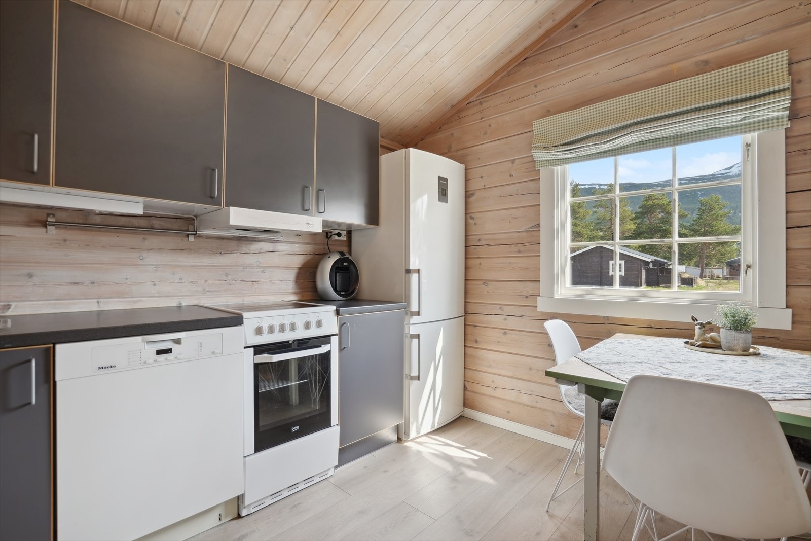 Kjøkkenet har plass til spiseplass Galleribilde