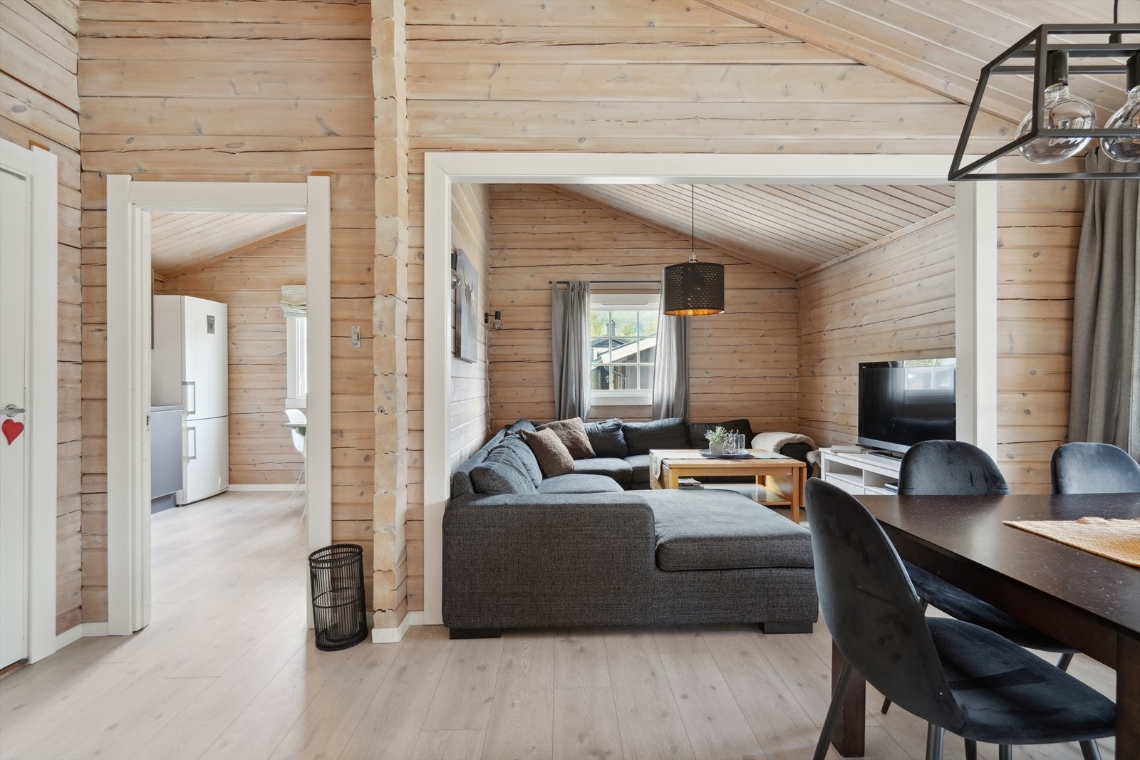 Stuen og del av kjøkken Galleribilde