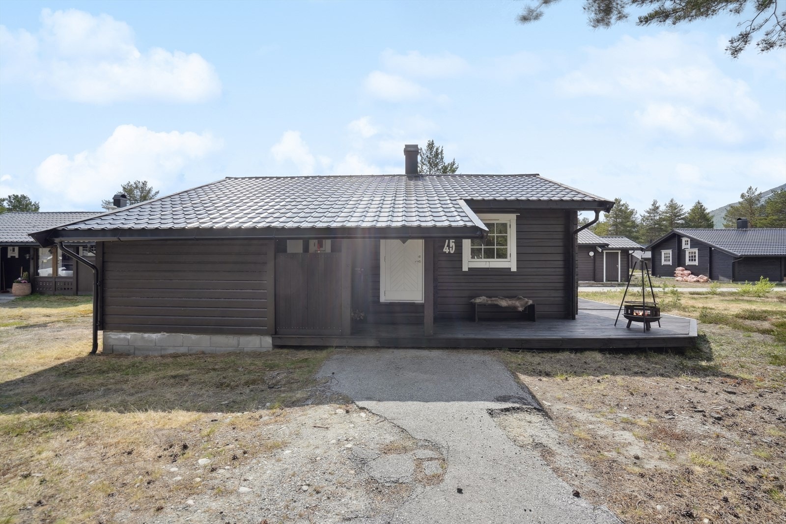 Inngangspartiet og parkeringsarealet i front av hytten Galleribilde