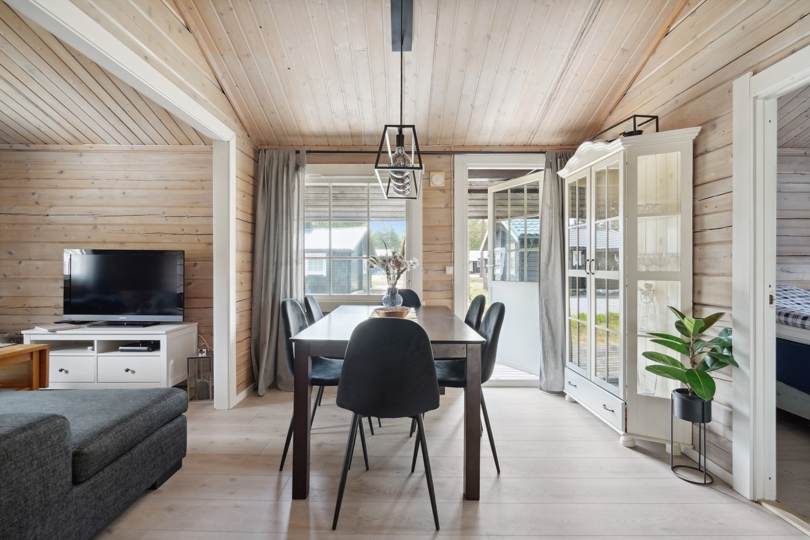 Stuen er lys og tiltalende Galleribilde