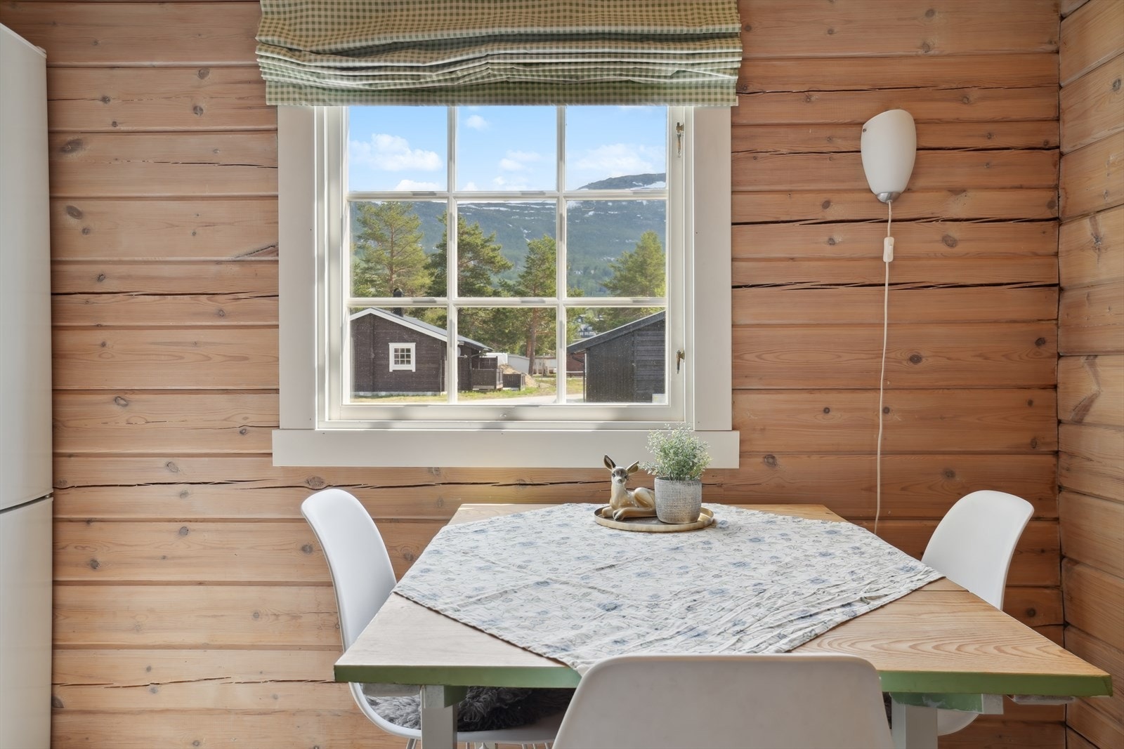 Fra kjøkkenet har man utsikt mot fjell i området Galleribilde