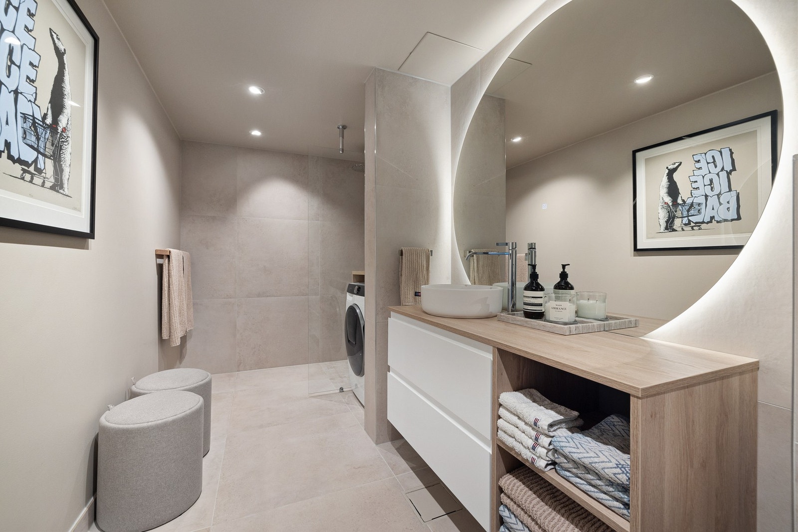 Luksuriøst bad totalrenovert i 2024. Badet er påkostet med nøye utvalgte materialer og et gjennomført design som skaper en følelse av luksus og velvære. Galleribilde