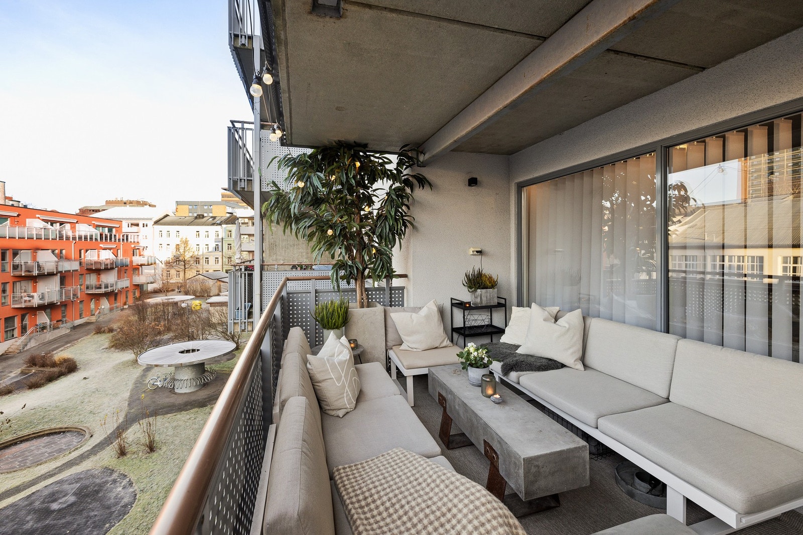 Vestvendt balkong - en oase i byen. Med hele 12m² er balkongen et fantastisk uterom. Den vender ut mot en frodig, parkmessig bakgård med fontene og vakker beplantning. Galleribilde