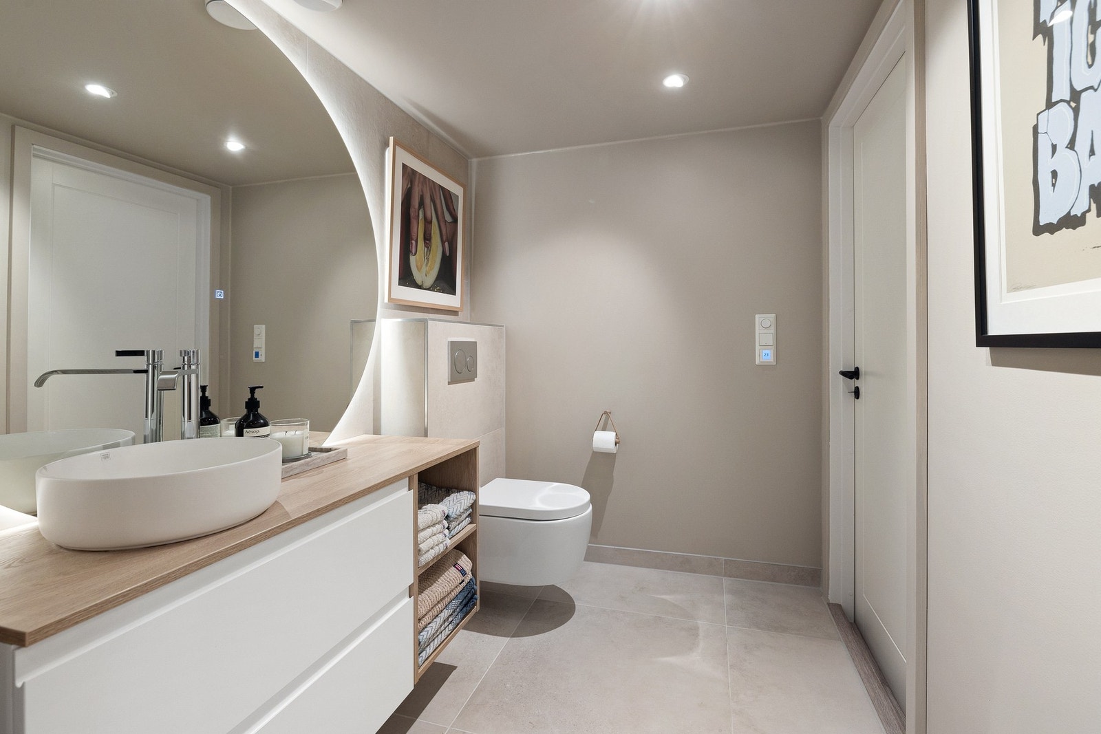 Rom for velvære - Badet er utformet for å nytes, med delikate detaljer og et design som skaper ro i hverdagen. Galleribilde
