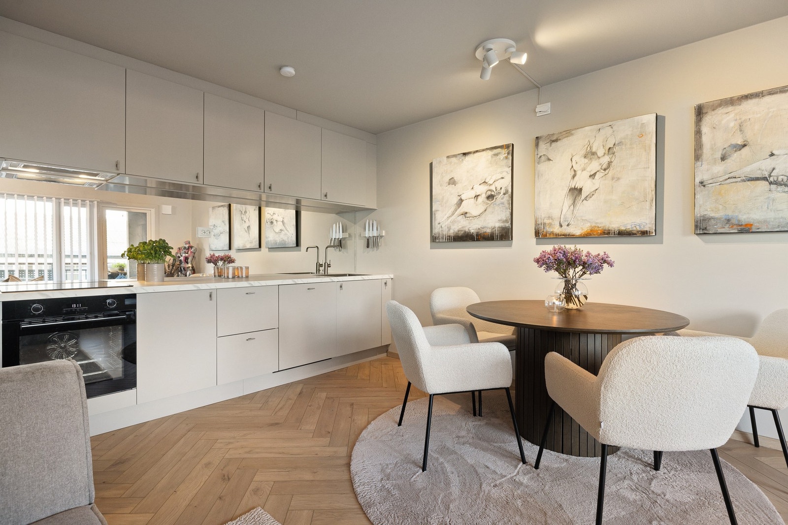 Nytt kjøkken - moderne design og funksjonalitet. Kjøkkenet er fra 2024 og er utformet for å imponere. Speilet skaper dybde og gir en luftig følelse til både stue og kjøkken. Galleribilde