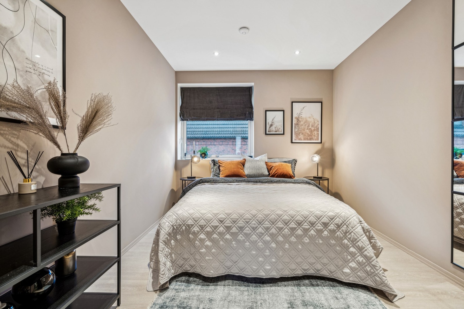 Soverom 3 - Romslig soverom med behagelig atmosfære og lune farger Galleribilde