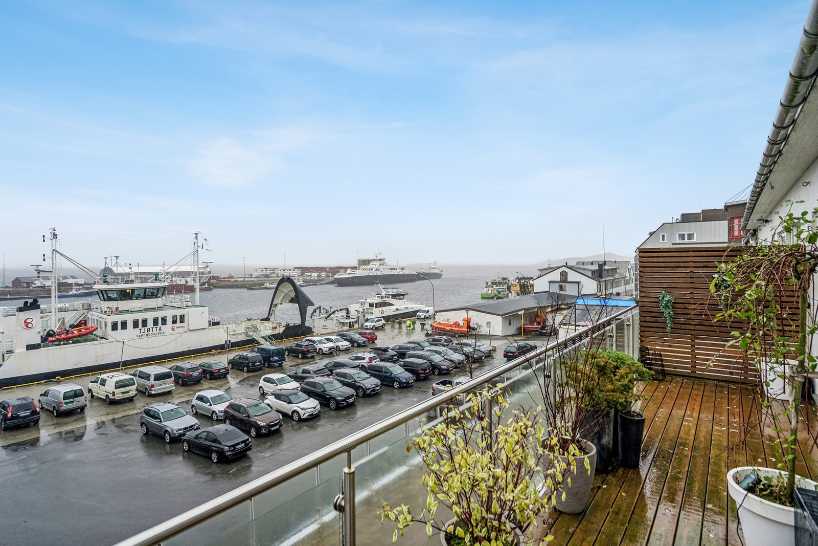 Terrasse med utsikt, samt gode materialer som impregnert terrassedekke og glassrekkverk Galleribilde