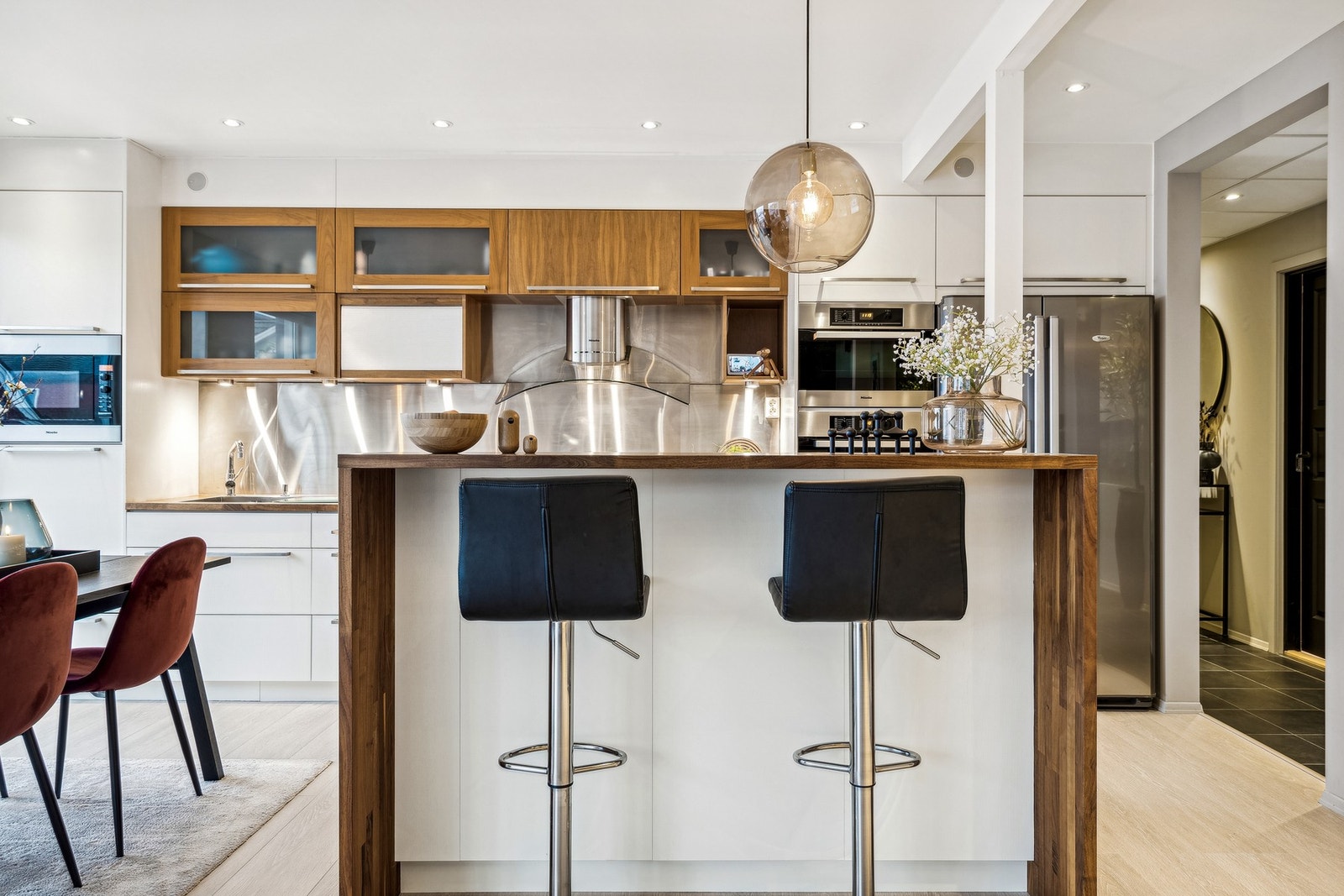 Kjøkkenet byr på flere soner med plass til spisebord og barløsning Galleribilde