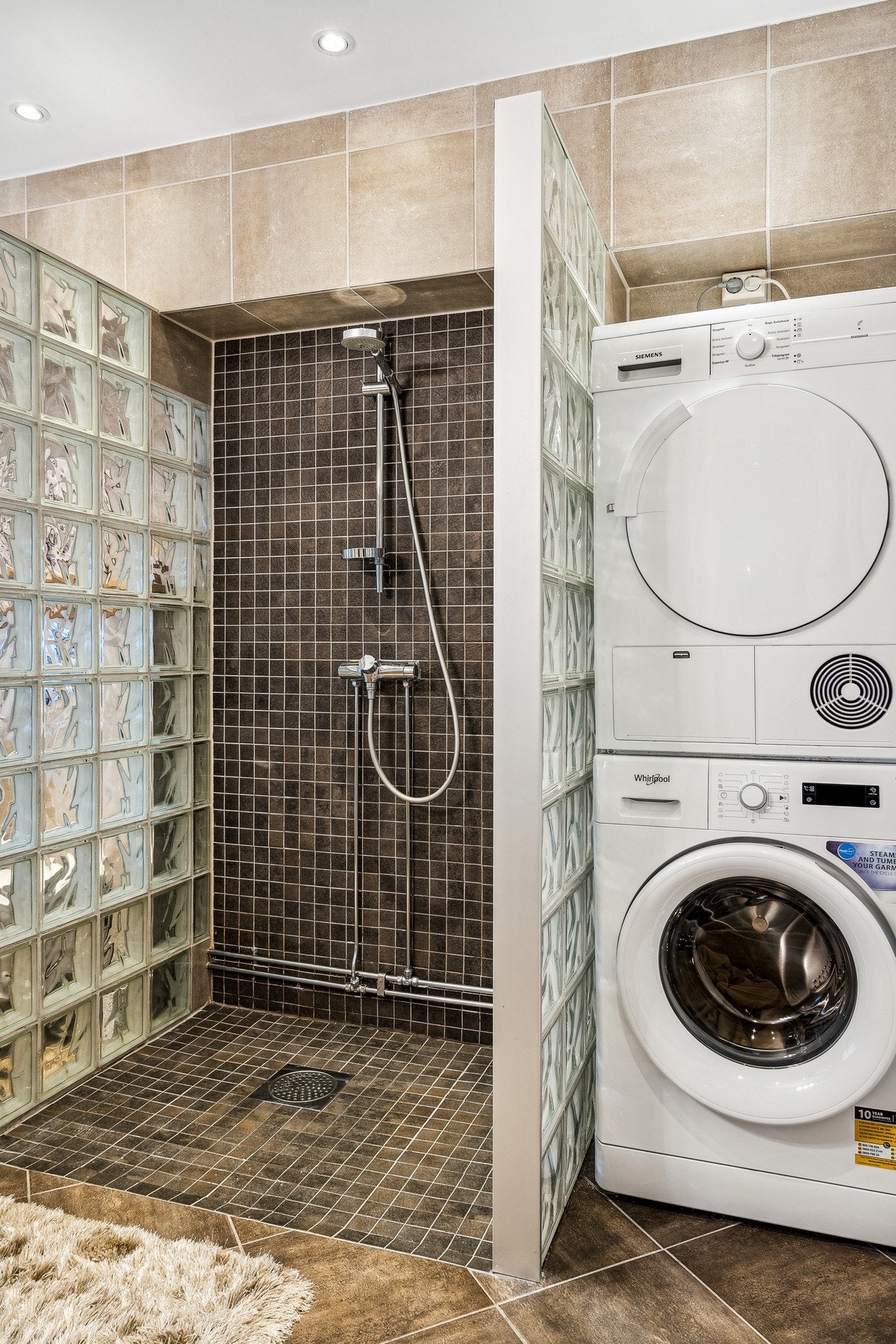 Opplegg for vaskemaskin og tørketrommel på badet Galleribilde