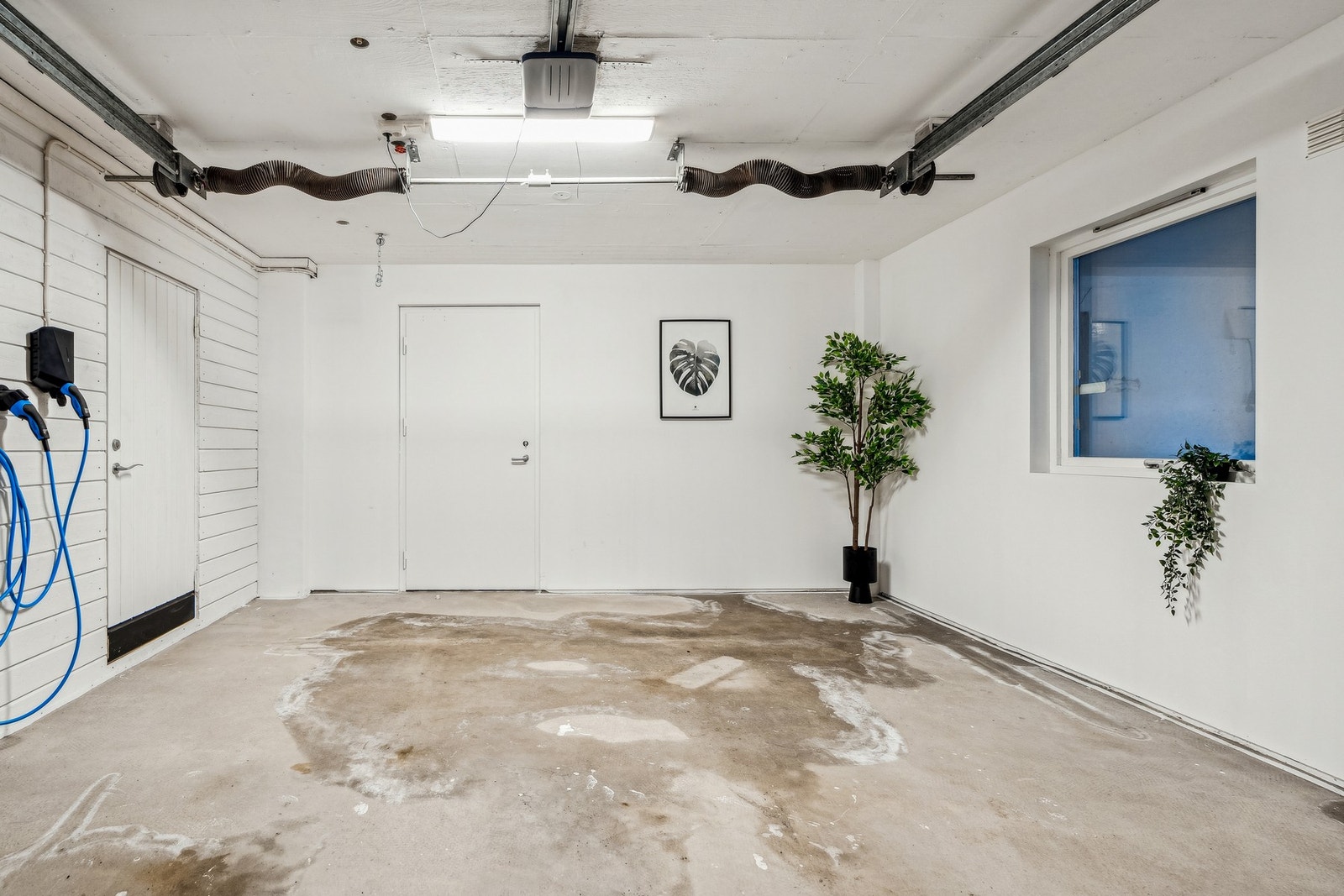 Kjeller har BRA-e på 33m², og består av garasje og bod. Her er det også montert elbil-lader Galleribilde