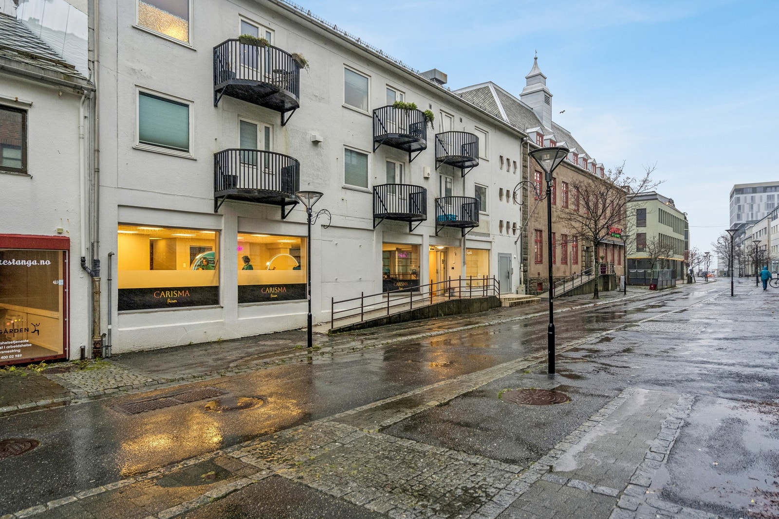 Byggets inngang er direkte fra gågåten, og leiligheten ligger i 3.etasje Galleribilde