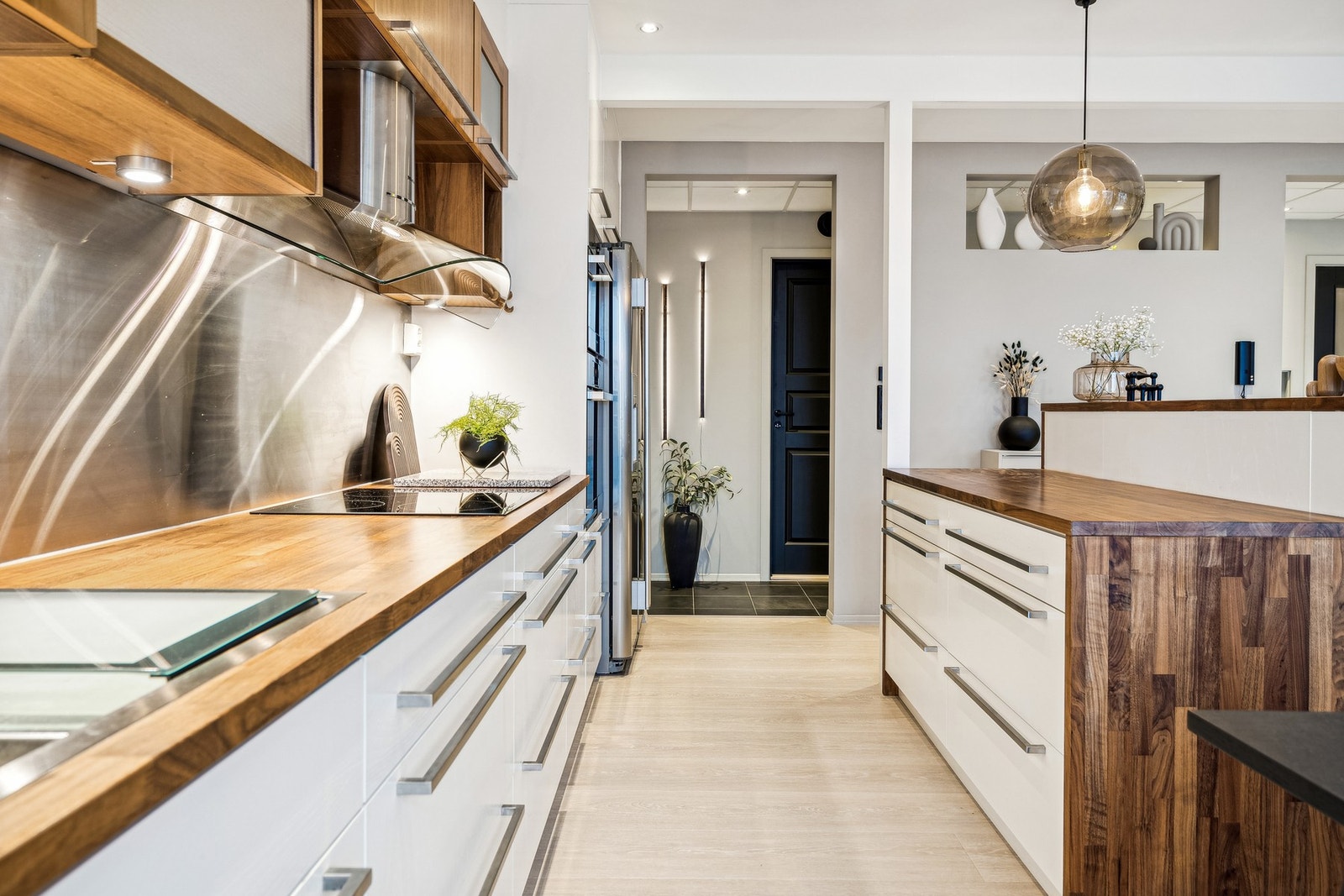 Moderne innredning fra Nygård kjøkken med glatte fronter og heltre benkeplate Galleribilde