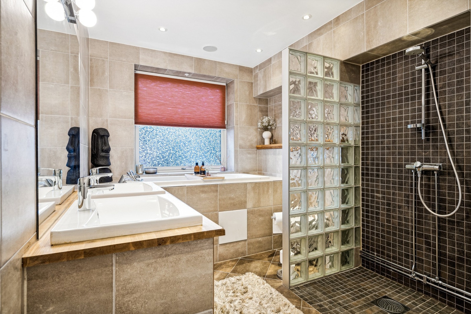 Her har man alt man trenger med badekar og dusjsone Galleribilde