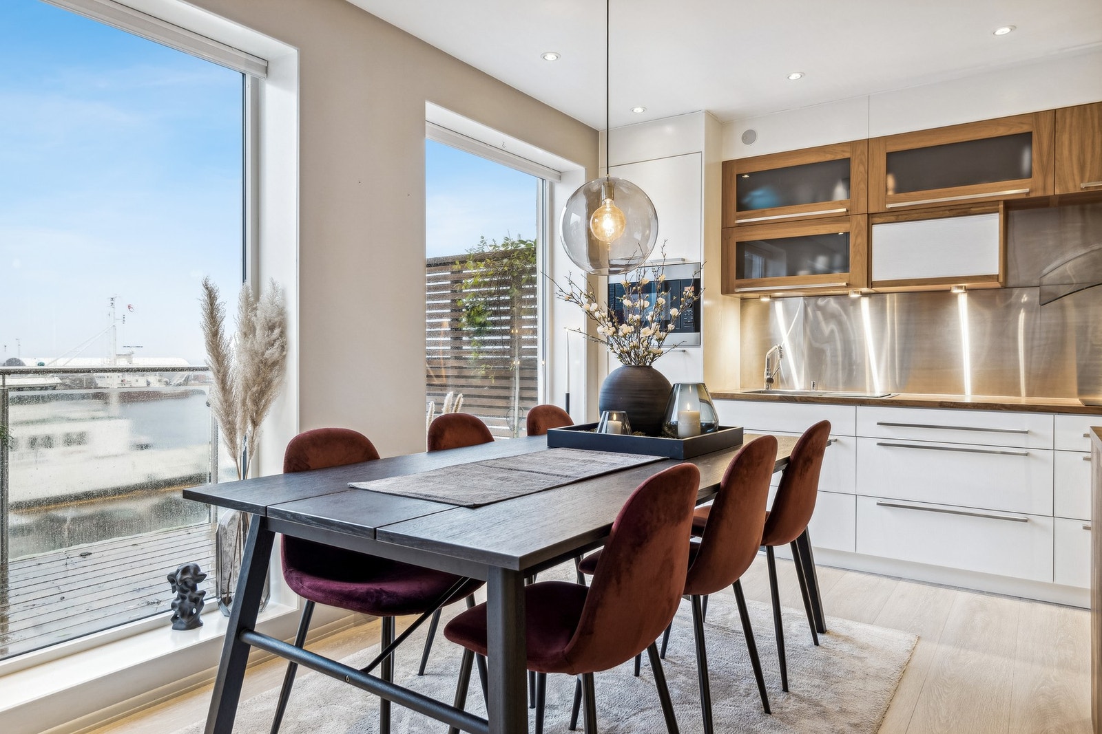 Godt lysinnslipp fra de store vinduene mot vest Galleribilde