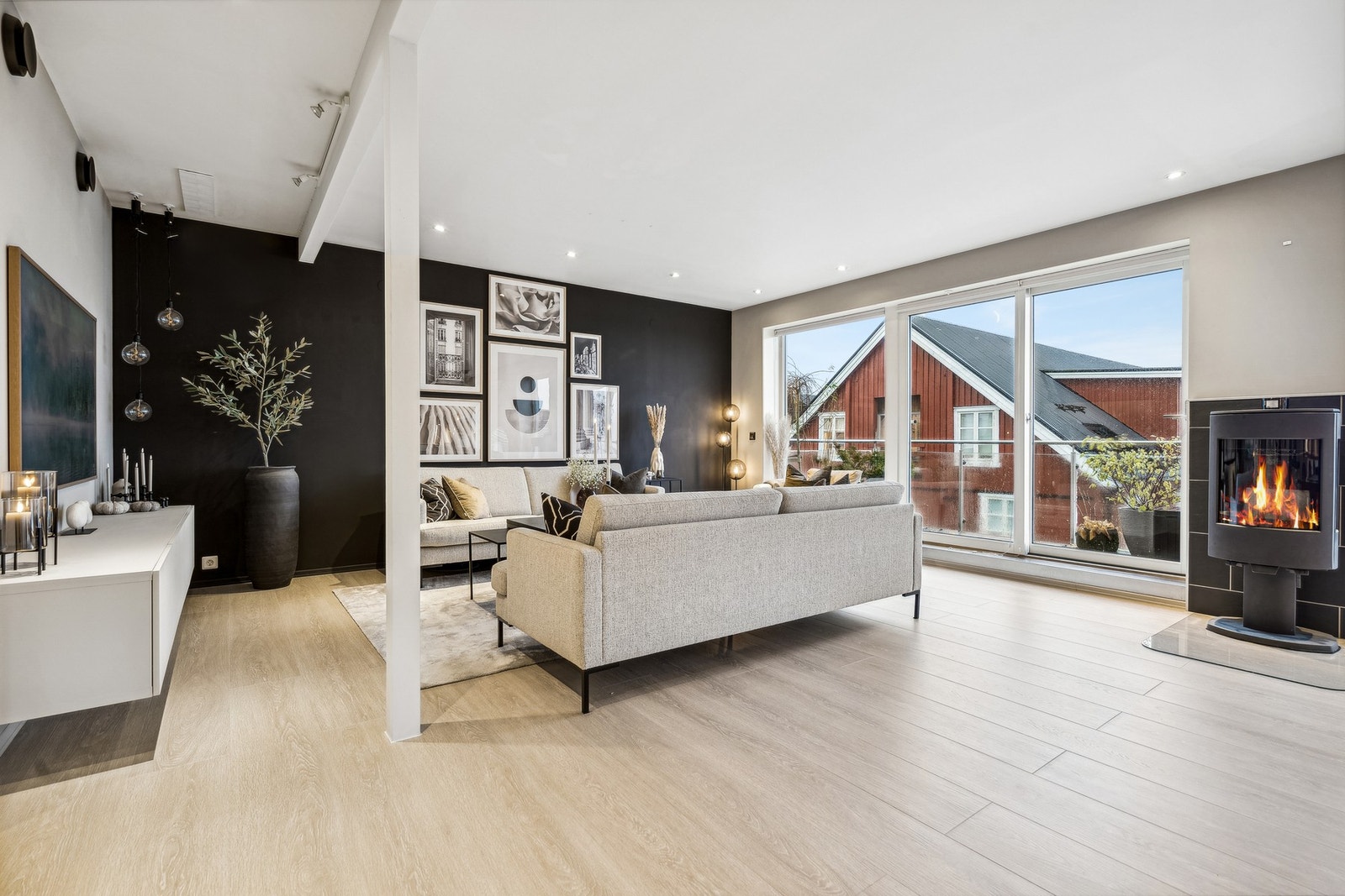 Spotter i taket gir et stilrent preg og god belysning Galleribilde