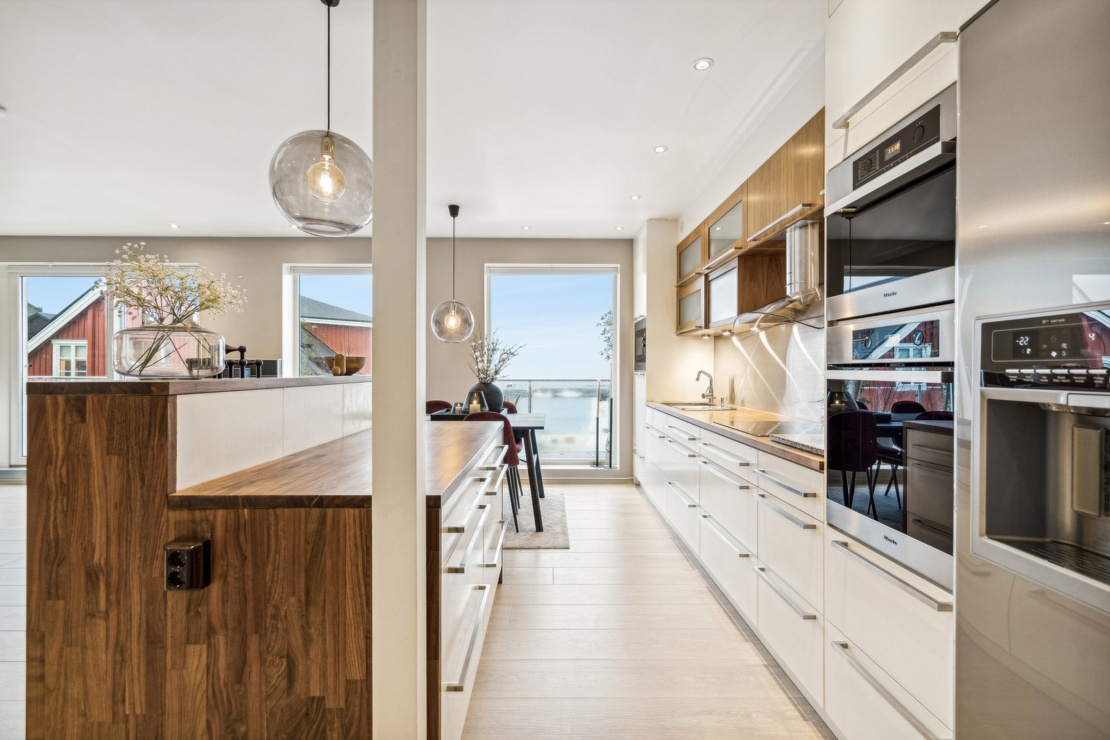 Lekkert kjøkken med masse oppbevaring, og hvitevarer fra miele Galleribilde