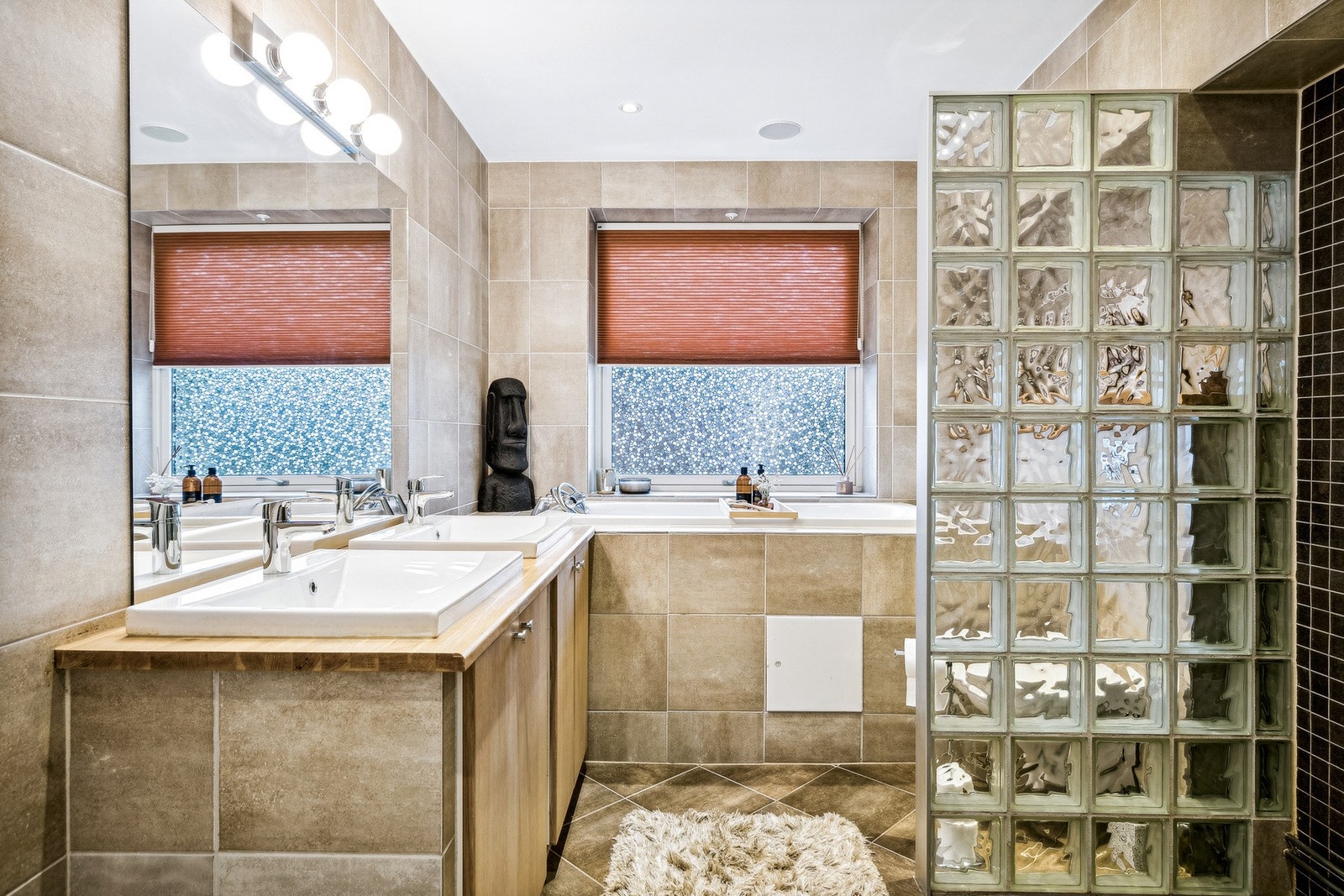 Bad med behagelige farger, vannbåren varme og flislagte flater Galleribilde