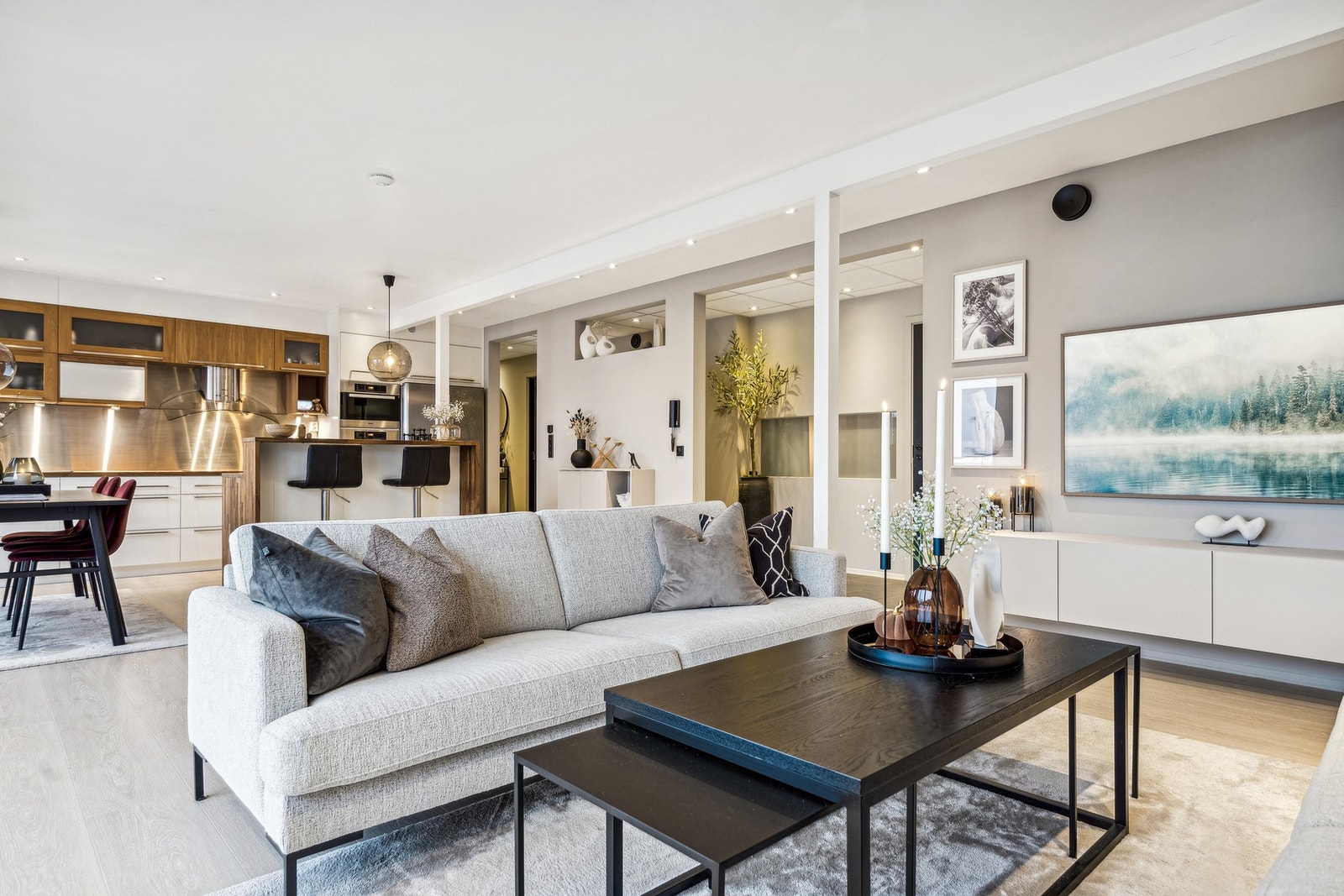 Åpen løsning mellom stue og kjøkken gir en sømløs overgang mellom sonene og er perfekt for sosialt samvær Galleribilde