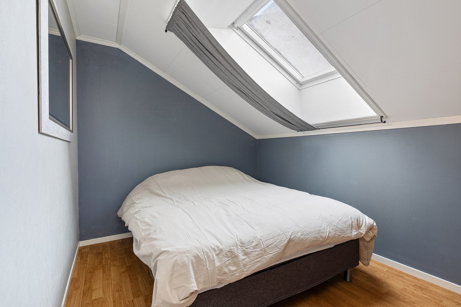 Soverom med plass til både seng, garderobe og nattbord. Galleribilde